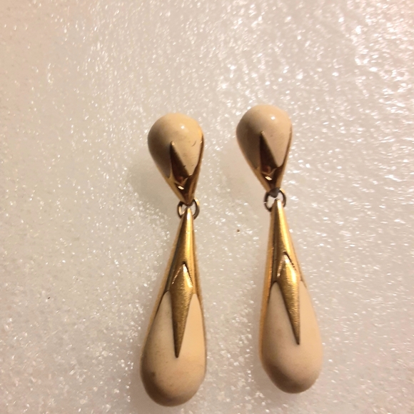 Vintage Monet Gold Tone With Cream White Enamel Earring's - Picture 3 of 3